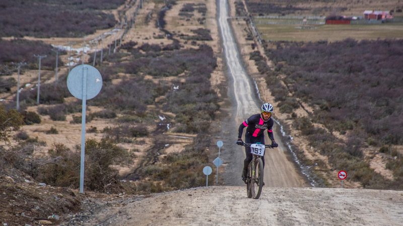 Ciclistas desafiaron viento, barro y agua en MountainBike municipal en homenaje a Cristopher Mansilla Almonacid en Puerto Natales