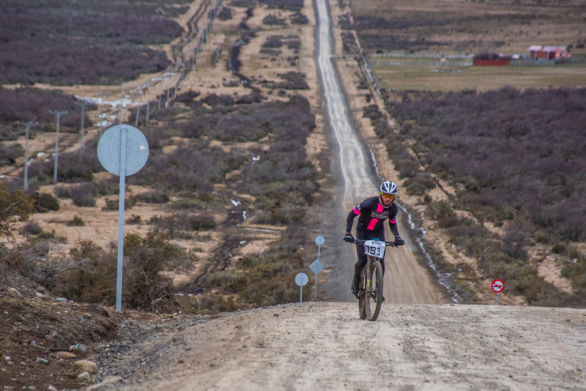 Ciclistas desafiaron viento, barro y agua en MountainBike municipal en homenaje a Cristopher Mansilla Almonacid en Puerto Natales