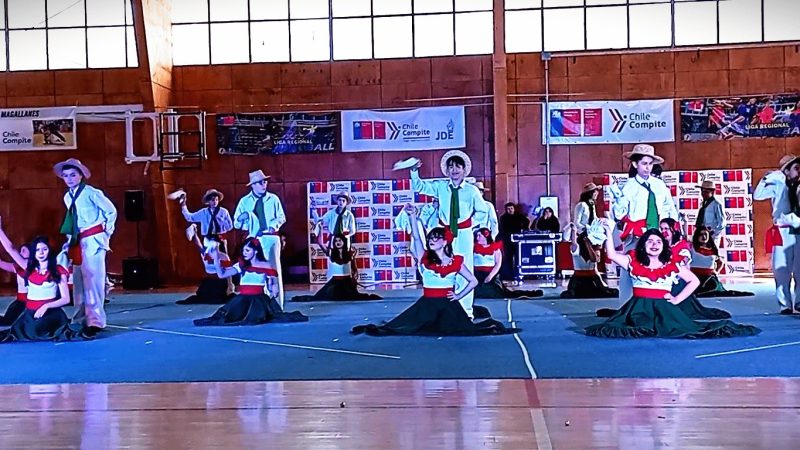 La cultura musical y tradiciones de 13 países del mundo en Muestra Folklórica del Liceo Pierre Fauré de Punta Arenas