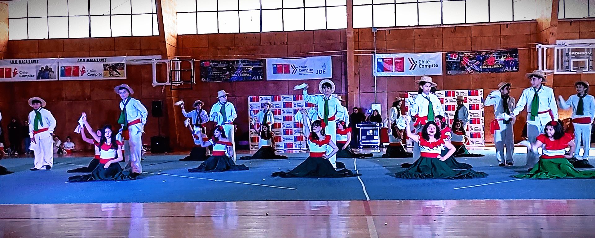 La cultura musical y tradiciones de 13 países del mundo en Muestra Folklórica del Liceo Pierre Fauré de Punta Arenas