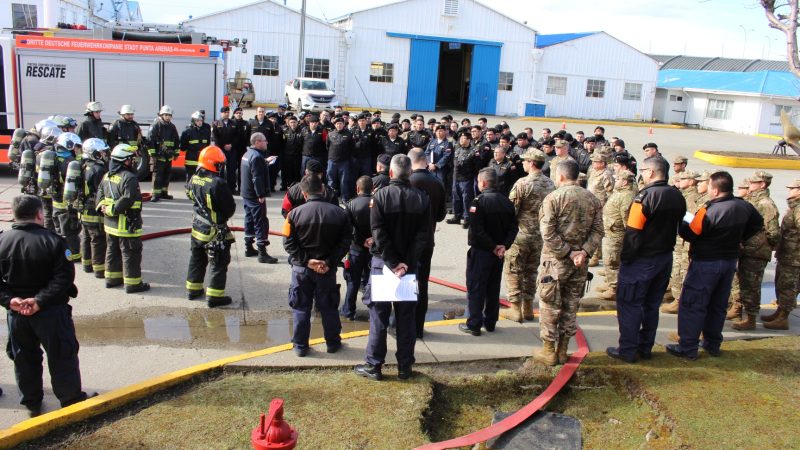 Ejercicio de control de incendios se realizó en la Base Naval Punta Arenas con unidades del Cuerpo de Bomberos