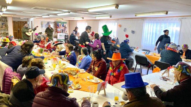 Actividad de acercamiento a la comunidad efectuó Carabineros en la agrupación de Adultos Mayores «Quemanta» de Punta Arenas