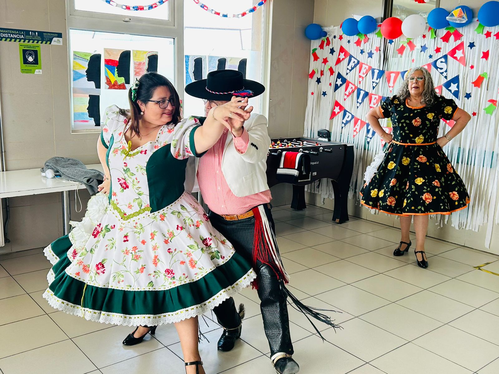 Unidad Hospitalaria de Cuidados Intensivos de Psiquiatría (UHCIP) del Hospital Clínico de Magallanes (HCM) dio inicio a la celebración de Fiestas Patrias con bailes típicos chilenos