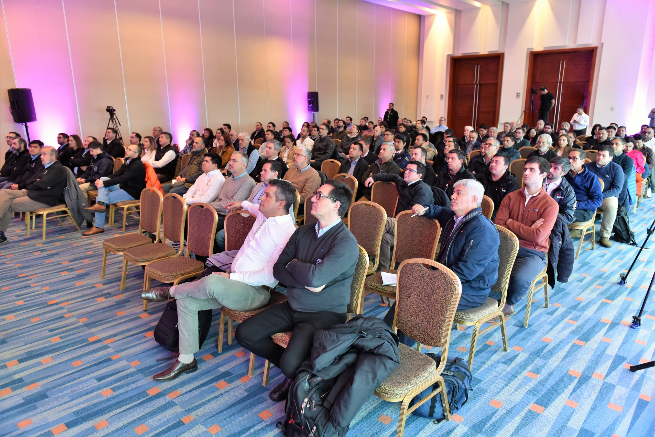 Feria de Contrataciones realizaron Proveedores de ENAP en Punta Arenas