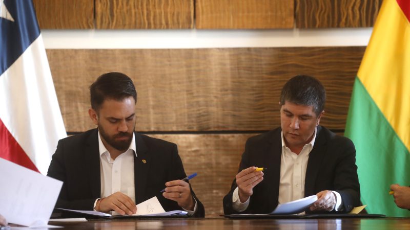 Chile y Bolivia firman dos acuerdos de cooperación fronteriza