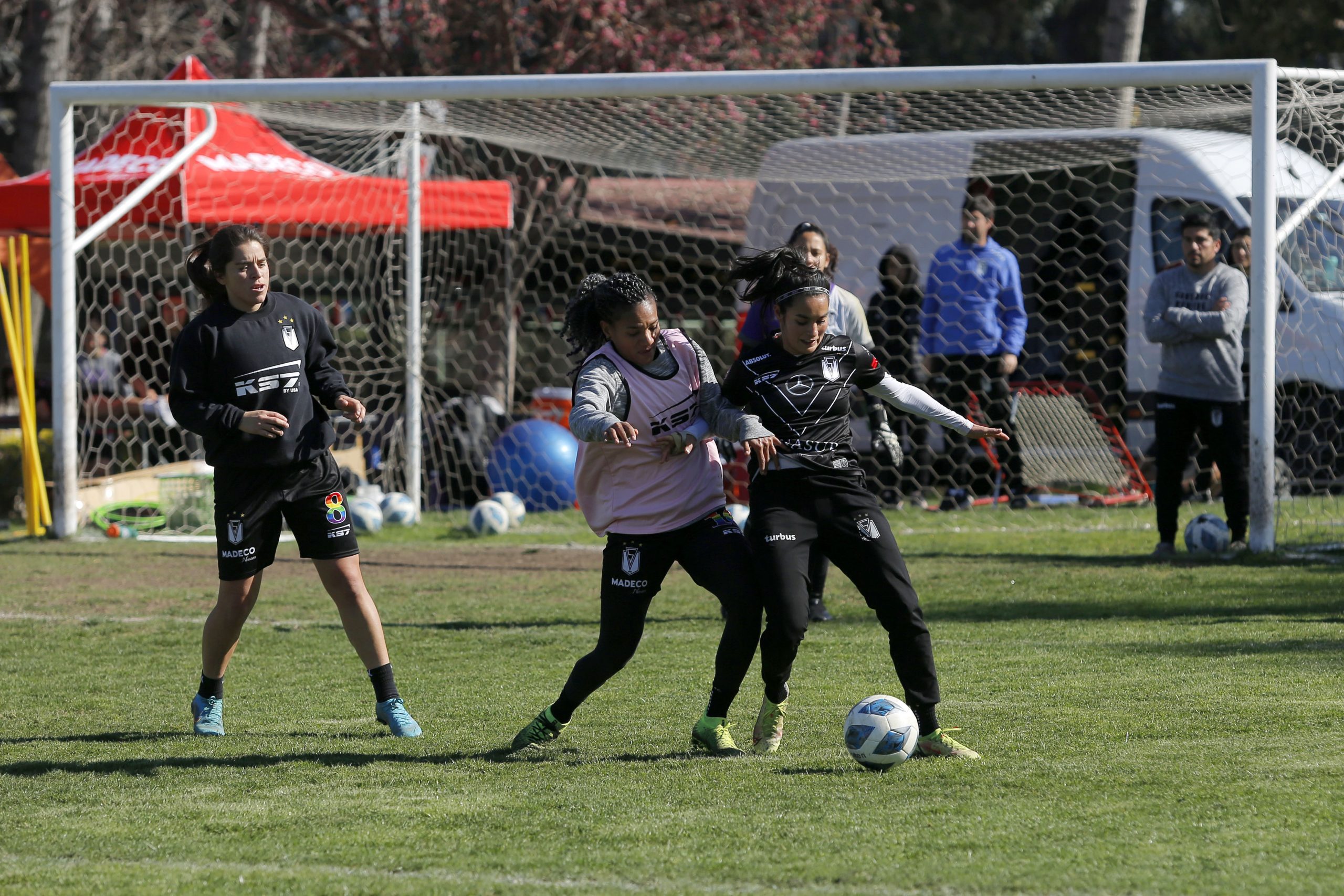 Dirección del Trabajo multó a 25 clubes de fútbol femenino por infracciones laborales y de higiene y seguridad