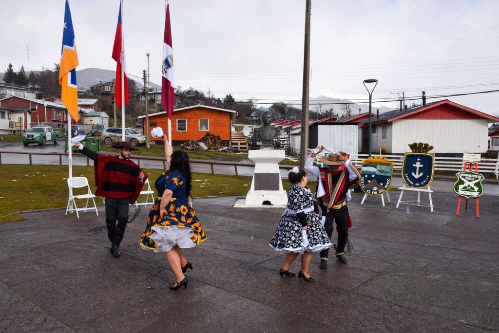 Puerto Williams: precipitaciones de nieve y llamados a fortalecer la democracia predominan en actividades oficiales de Fiestas Patrias