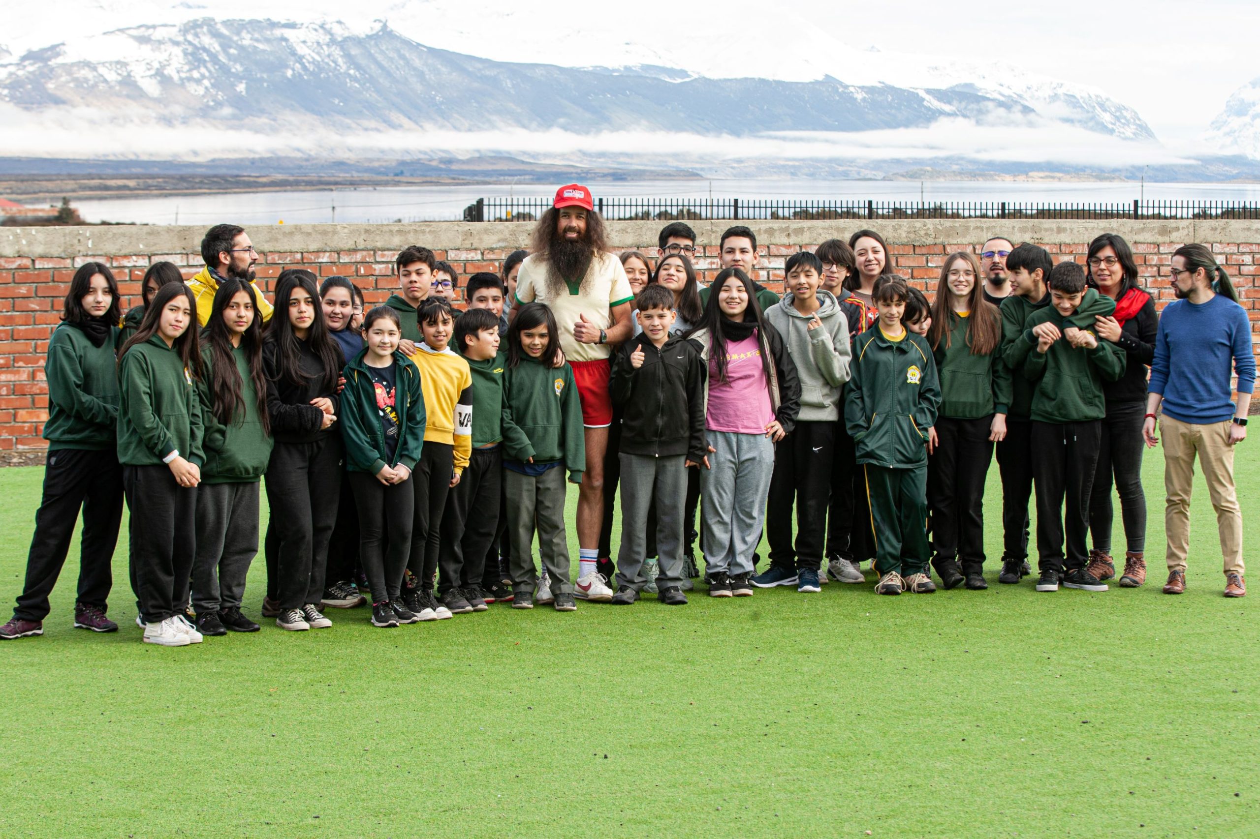 “Forrest Gump chileno” inspiró a pequeños de la Escuela Baudilia Avendaño en Puerto Natales