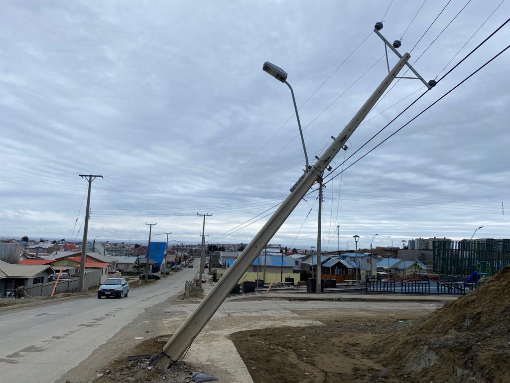 Corte de suministro eléctrico afectó esta tarde a más de 200 usuarios en Punta Arenas | EDELMAG trabaja en la reposición