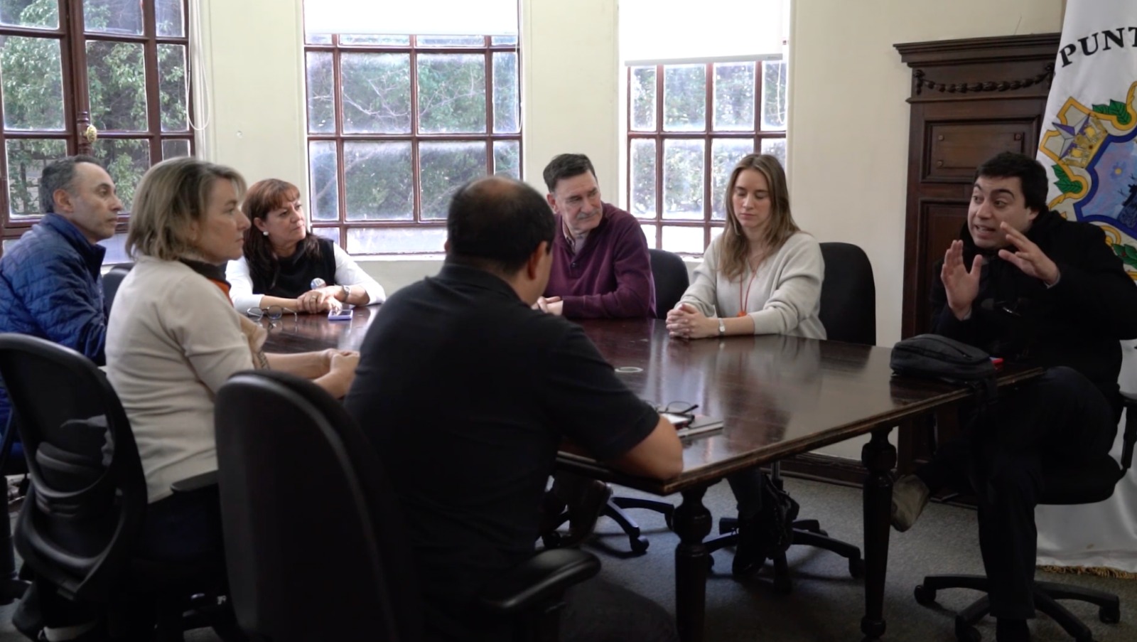 Municipalidad de Punta Arenas se reunió con comerciantes para concretar retiro de toldos y estructuras del exterior de locales
