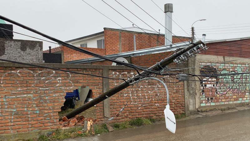 Choque en un poste ocasiona interrupción de suministro eléctrico en sector Villa Selknam de Punta Arenas