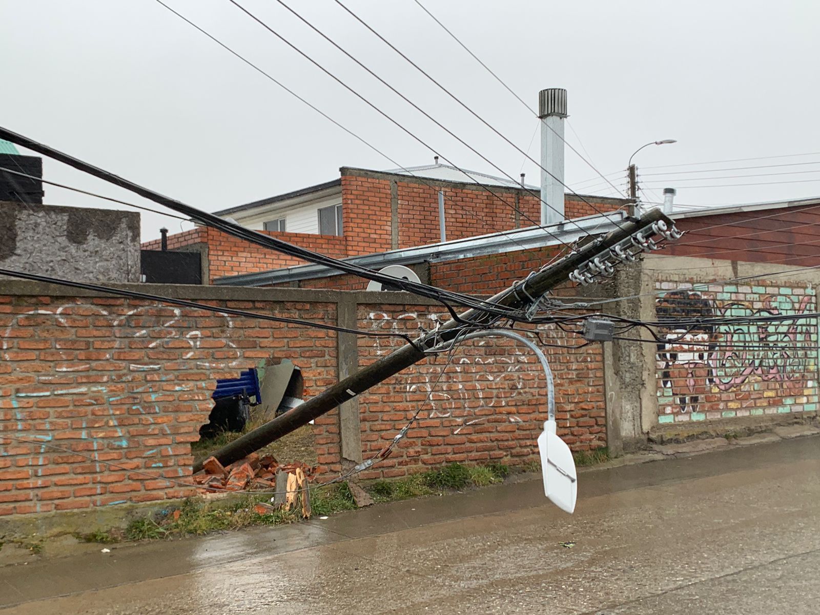 Choque en un poste ocasiona interrupción de suministro eléctrico en sector Villa Selknam de Punta Arenas