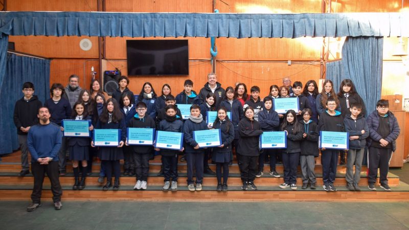 Becas TIC de Junaeb: Entregan 31 computadores portátiles a estudiantes de Puerto Williams