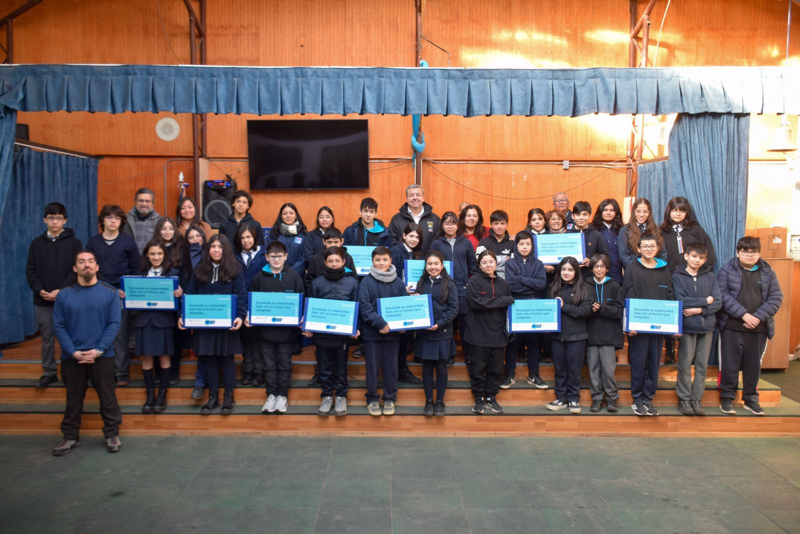 Becas TIC de Junaeb: Entregan 31 computadores portátiles a estudiantes de Puerto Williams