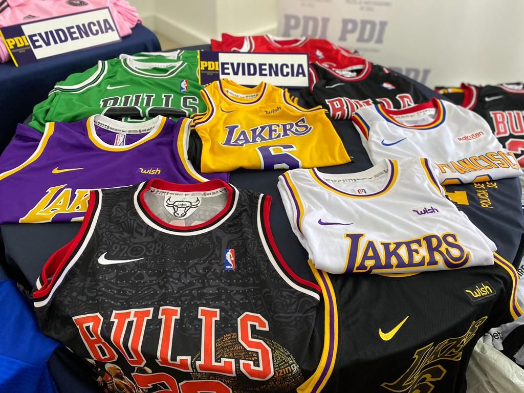 PDI incautó ropa deportiva falsificada en dos locales comerciales del centro de Punta Arenas