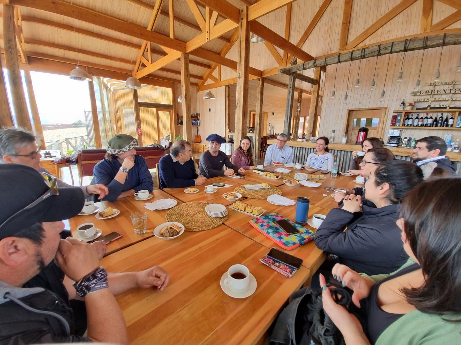 Potenciando el destino turístico Última Esperanza: Gremios del Comercio y Turismo se reúnen con FEDETUR en Puerto Natales