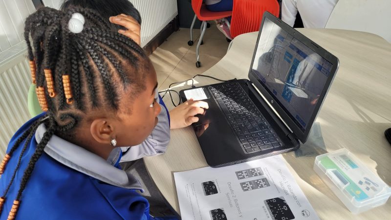 Exitoso taller de “Explora Tu ciencia” sobre MICROBITS a estudiantes de la Escuela Hernando de Magallanes de Punta Arenas