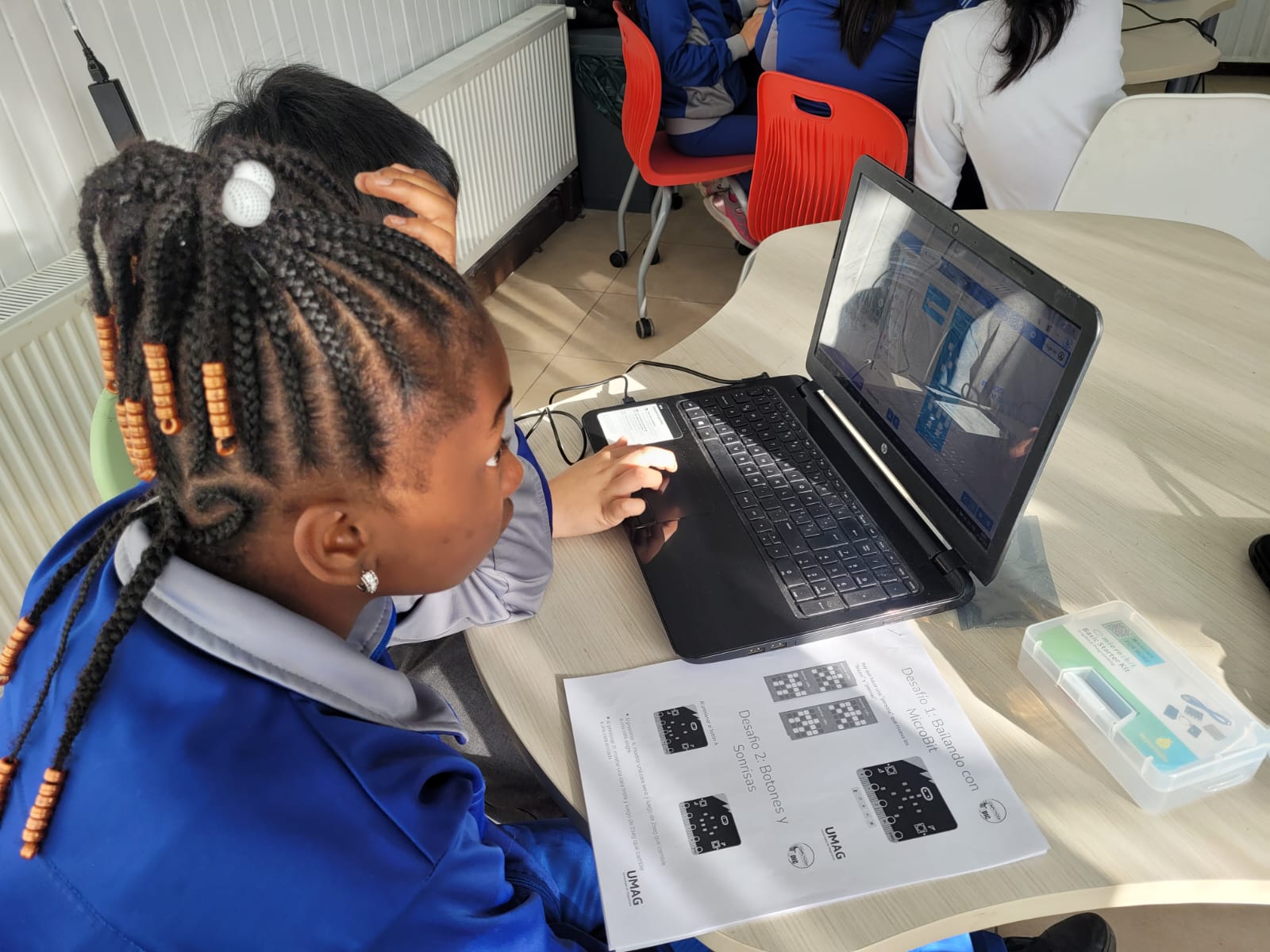 Exitoso taller de “Explora Tu ciencia” sobre MICROBITS a estudiantes de la Escuela Hernando de Magallanes de Punta Arenas