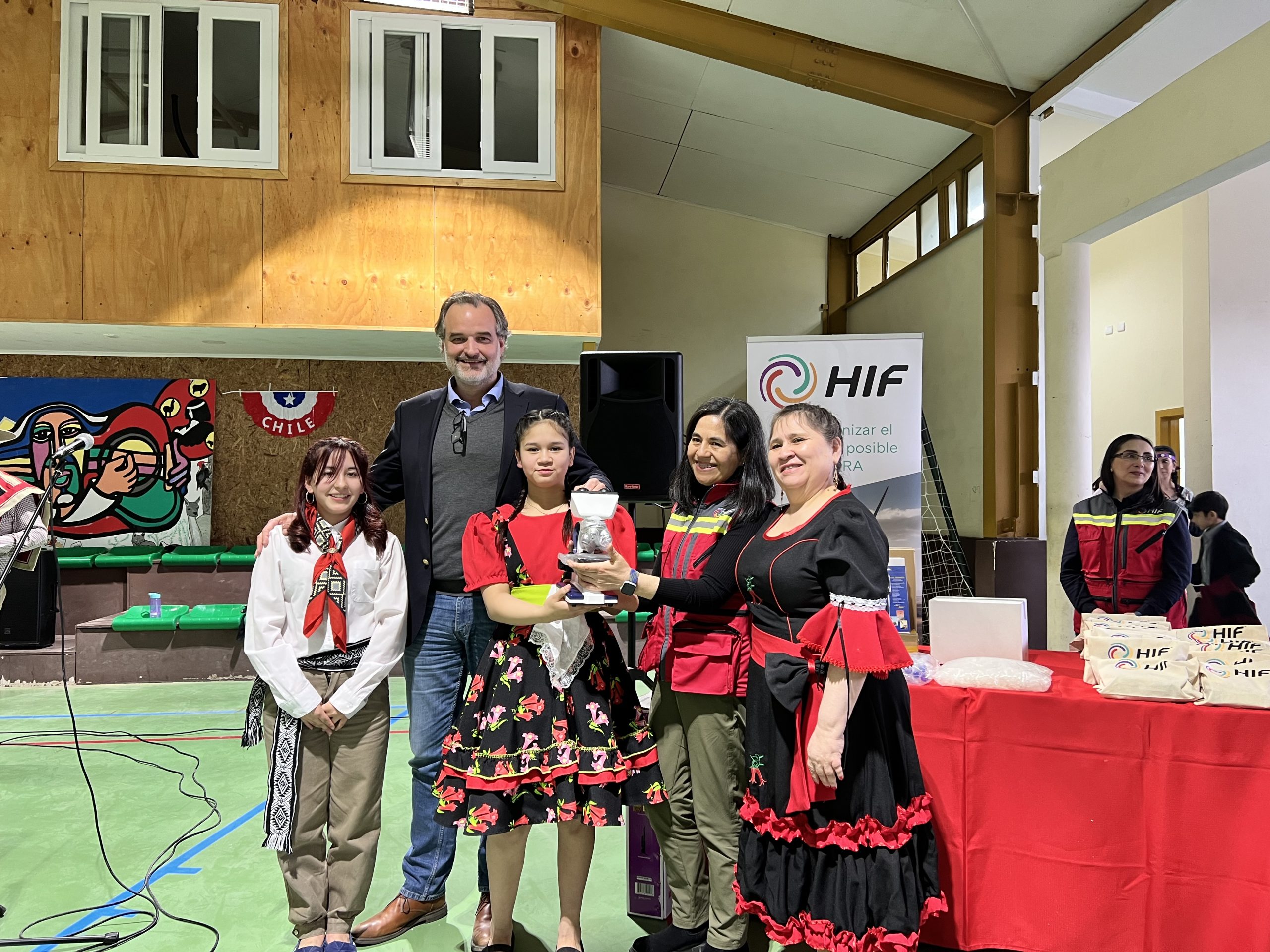 Empresa de hidrógeno verde HIF Chile dona equipos de laboratorio a escuela Diego Portales de Laguna Blanca