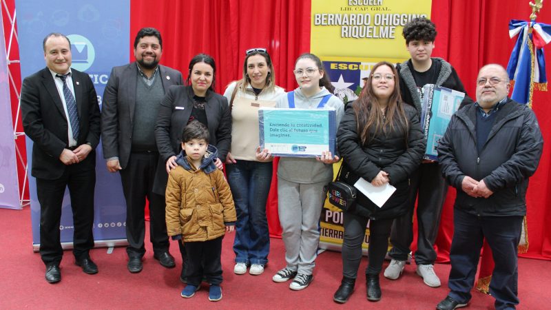 Directora Nacional de Junaeb y SEREMI de Educación encabezan entrega de computadores a estudiantes de la Provincia de Tierra de Fuego