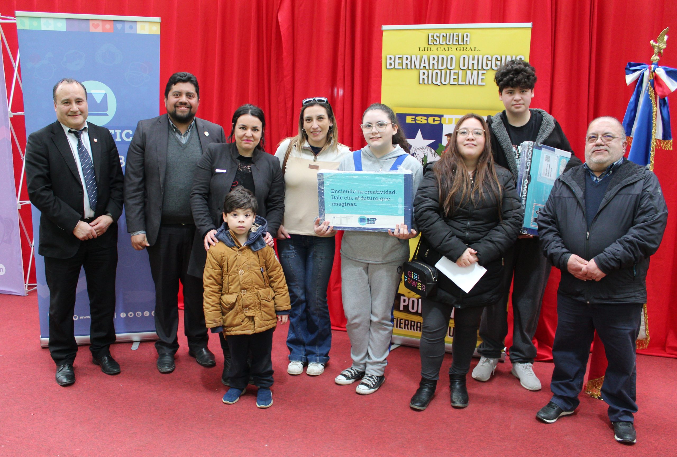 Directora Nacional de Junaeb y SEREMI de Educación encabezan entrega de computadores a estudiantes de la Provincia de Tierra de Fuego