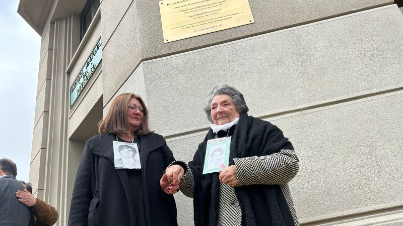 Instalan placa en edifico Enap que conmemora a Silvio Betancourt y Jorge Parra, trabajadores de la empresa desaparecidos y ejecutados para el Golpe de Estado