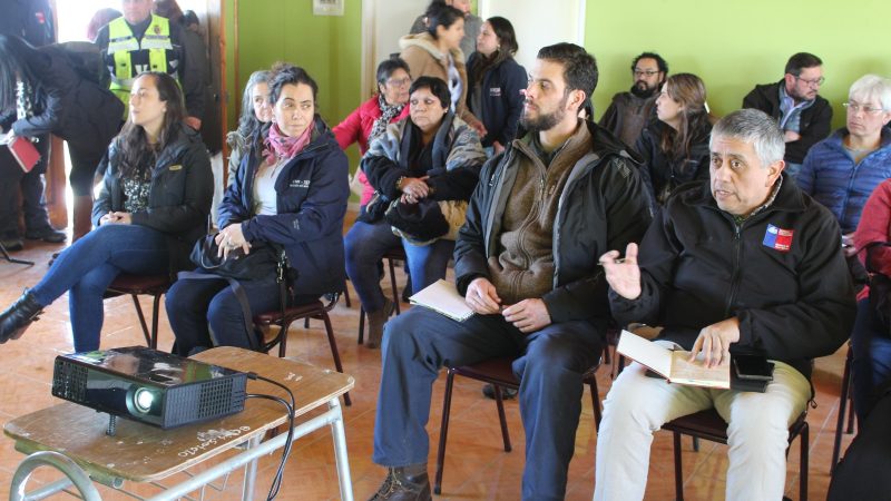 MOP Magallanes desplegado en diálogo con residentes de los Huertos Familiares de Ultima Esperanza