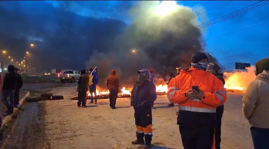 Pescadores artesanales realizan corte parcial de la ruta 9 Norte de Punta Arenas esta madrugada