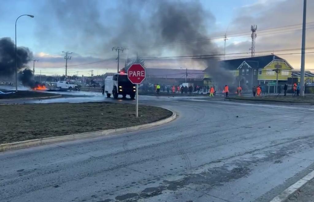 Enfrentamientos se producen entre pescadores artesanales y Carabineros en Ruta 9 Norte de Punta Arenas