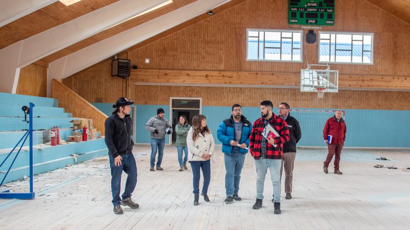 Municipalidad de Natales ejecuta obras de mejoramiento urbano y deportivo que suman más de 2 mil millones de pesos