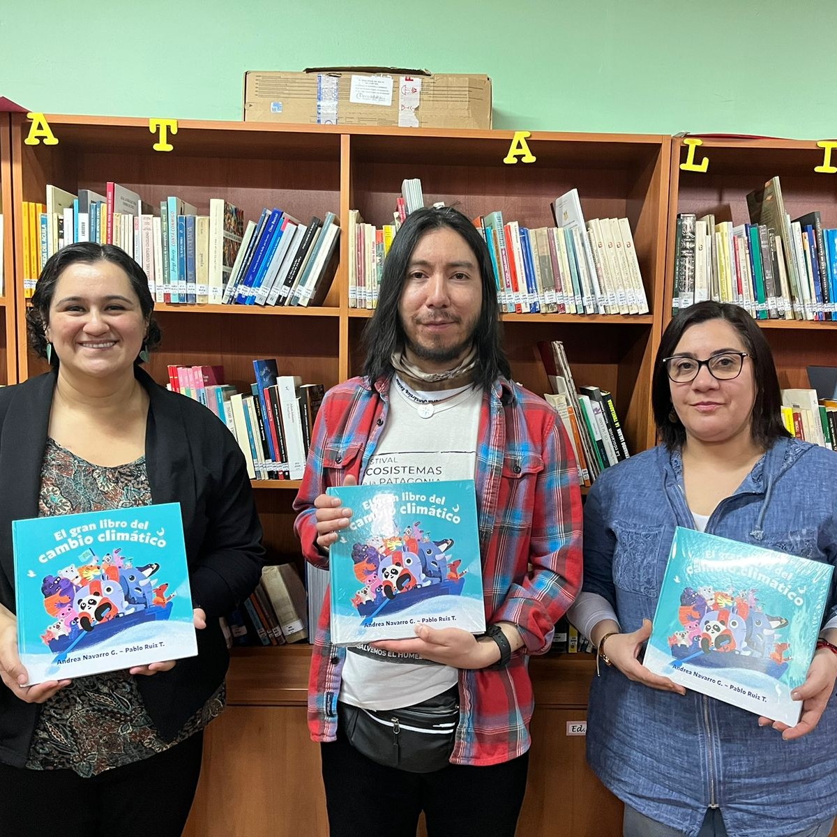 Centro IDEAL de Magallanes realizó donación a la Biblioteca del Liceo Sara Braun de Punta Arenas