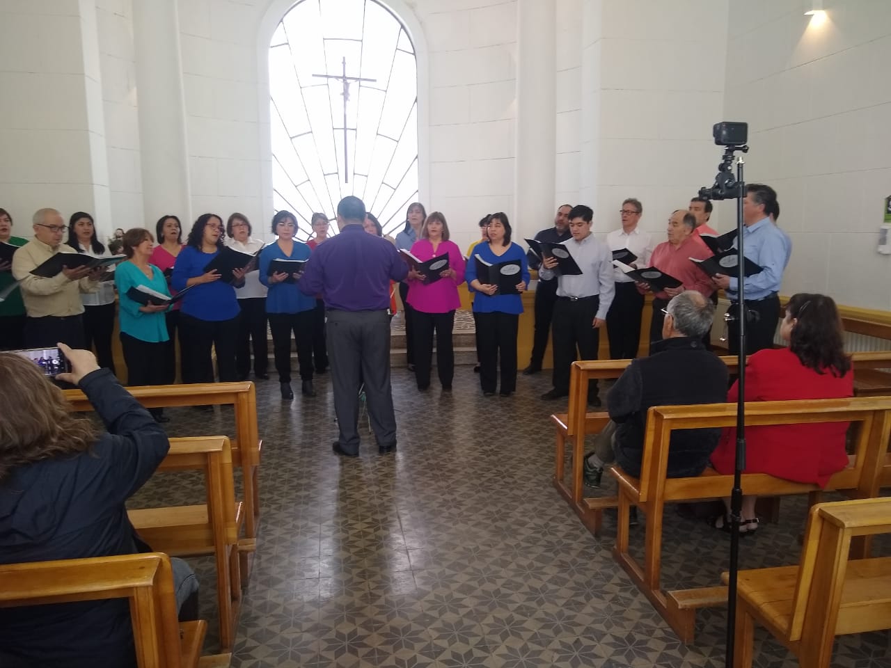 Coro Arte Vocal dirigido por Manuel Rodríguez, se presentó en la capilla ecuménica del Cementerio Municipal de Punta Arenas