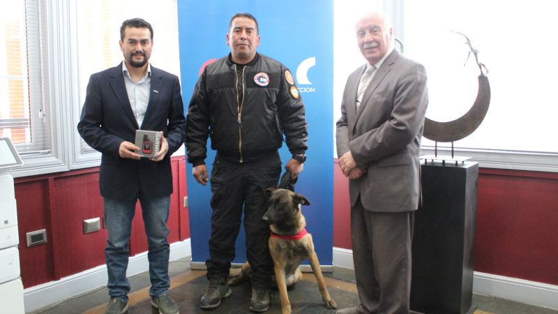 CChC Punta Arenas dona dispositivo de comunicaciones para Grupo de Rescate Ladridos del Sur K9