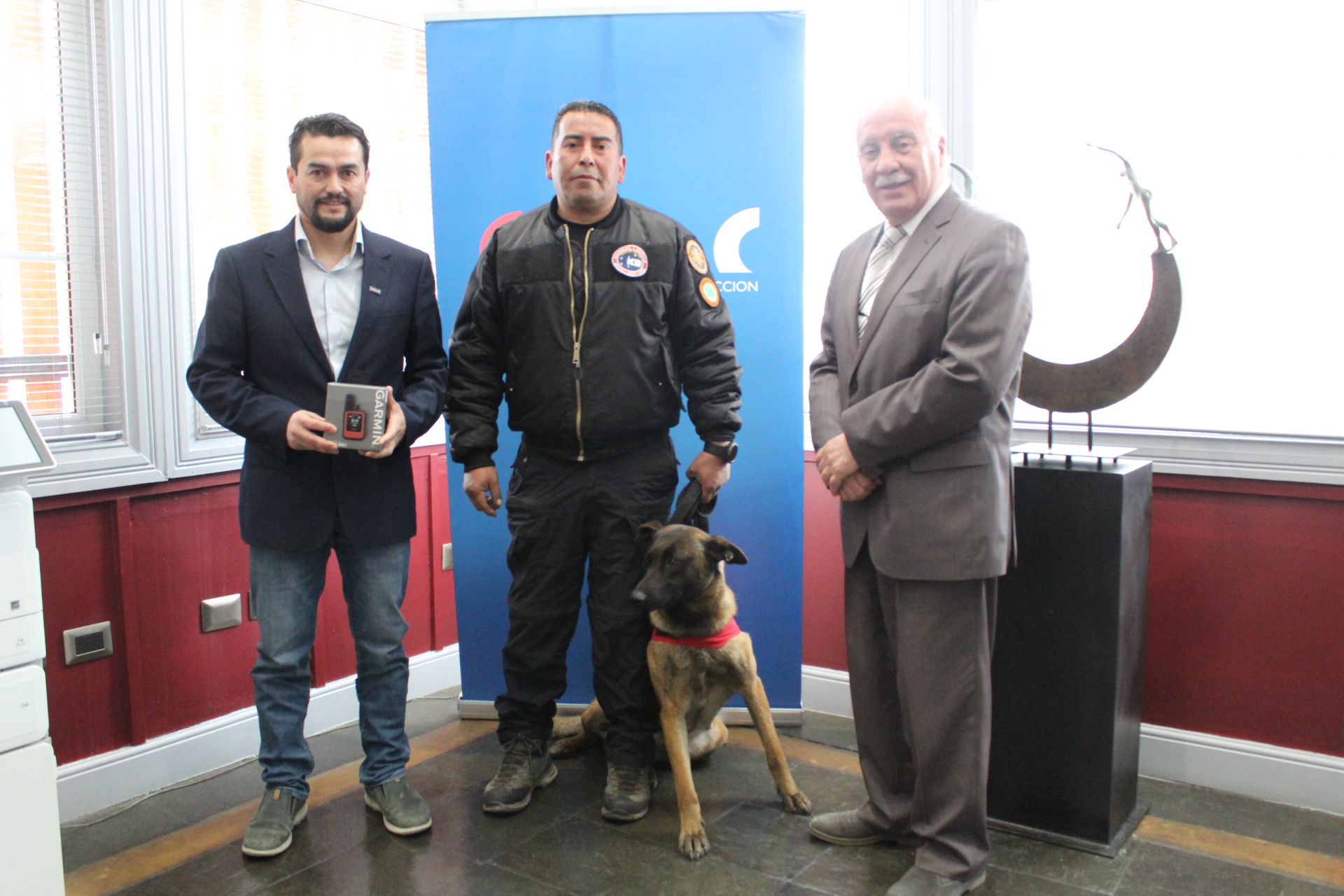 CChC Punta Arenas dona dispositivo de comunicaciones para Grupo de Rescate Ladridos del Sur K9
