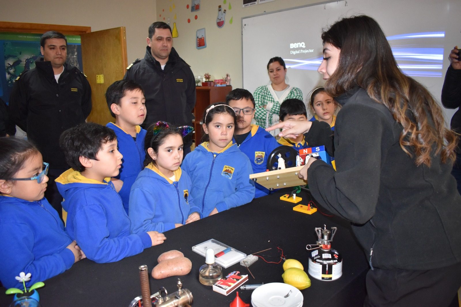 GASCOEDUCA llega hasta la Escuela Rural de Puerto Harris en Isla Dawson, para enseñar sobre la importancia del gas y la energía