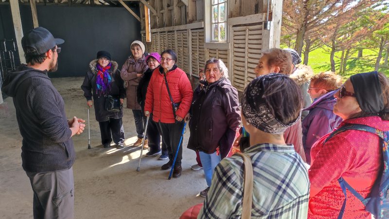 Personas mayores visitan Museo de Puerto Bories | Iniciativa desarrollada por DPP de Última Esperanza junto a SENAMA Magallanes