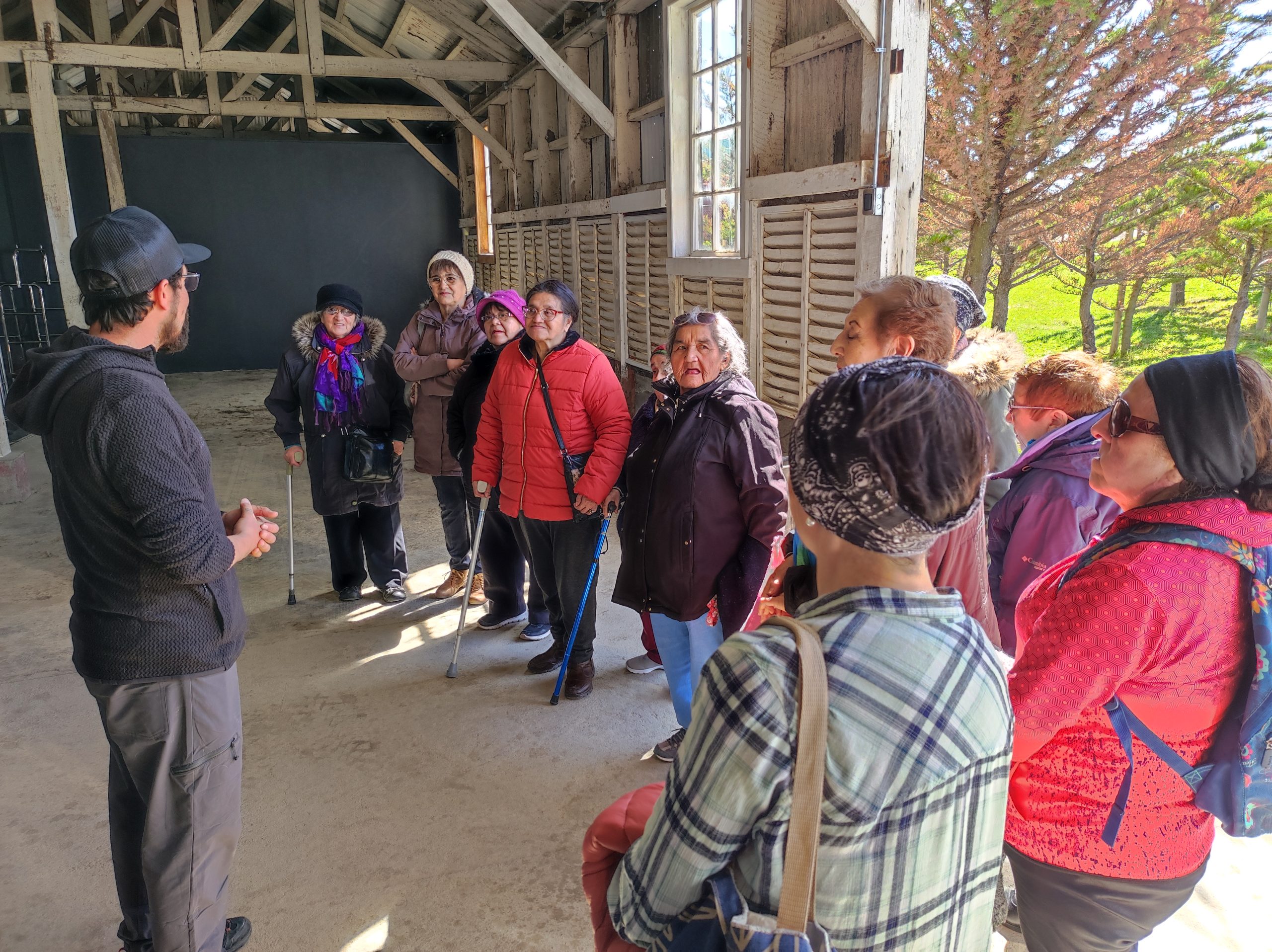 Personas mayores visitan Museo de Puerto Bories | Iniciativa desarrollada por DPP de Última Esperanza junto a SENAMA Magallanes