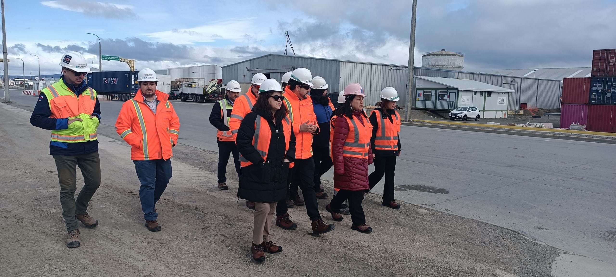 Punta Arenas tiene la primera mujer tractorista en muelle | Crece cantidad de mujeres en trabajos portuarios