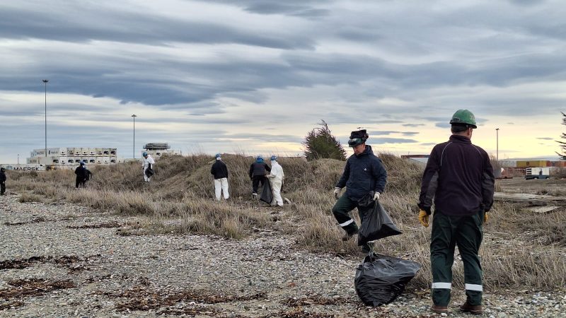 Trabajadores de ASMAR Magallanes comprometidos con la limpieza de nuestro borde costero