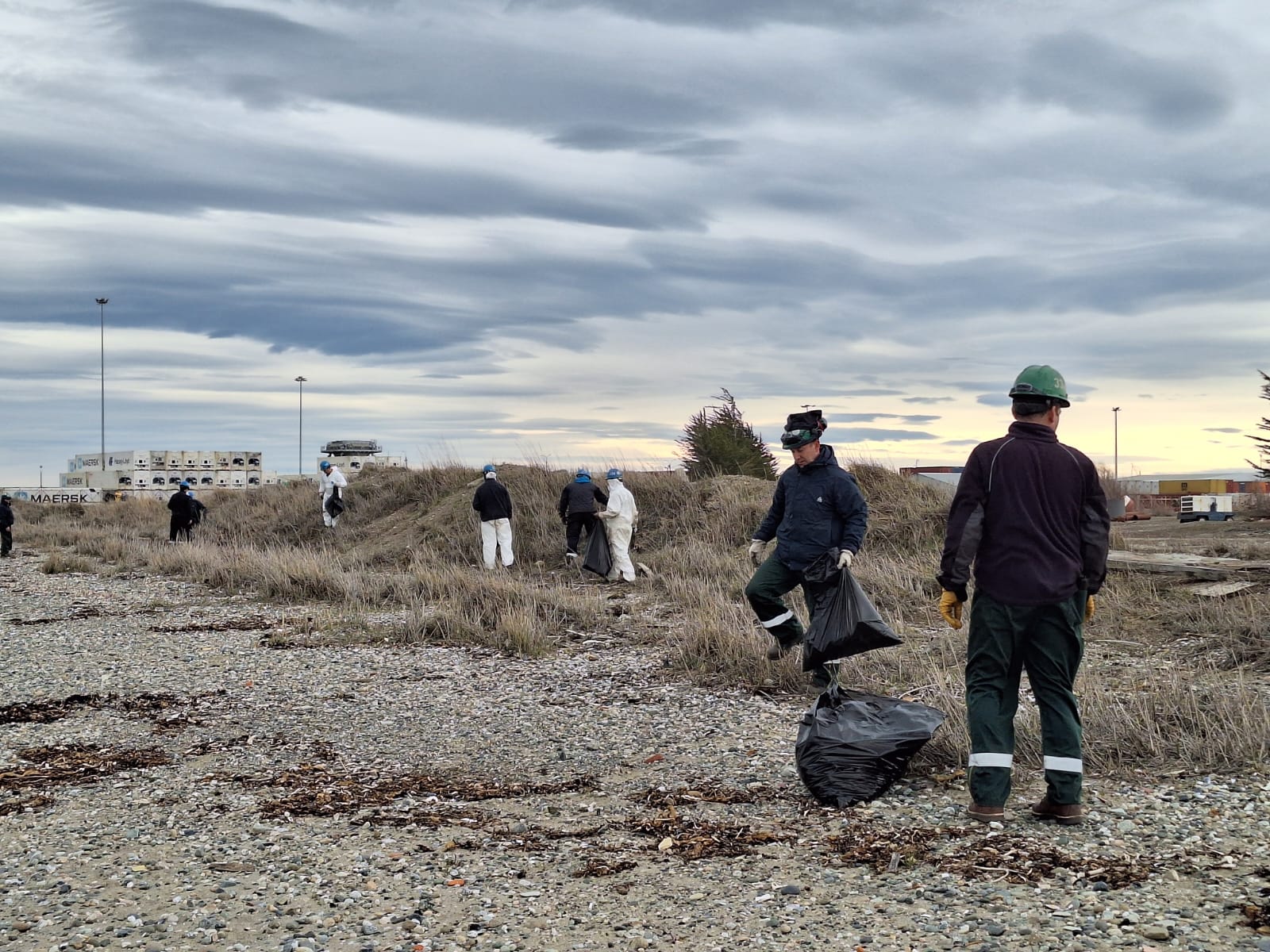 Trabajadores de ASMAR Magallanes comprometidos con la limpieza de nuestro borde costero