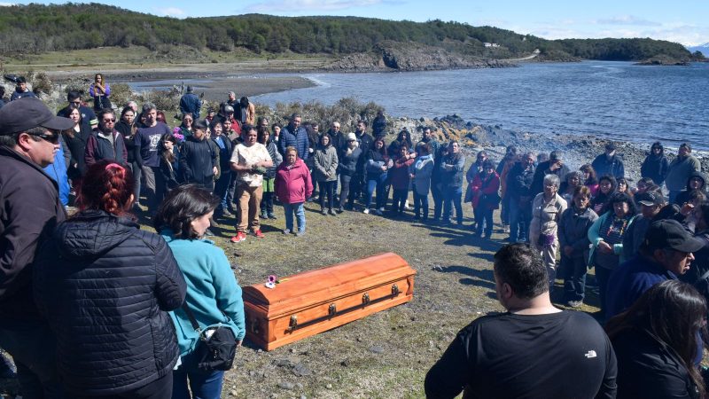 En cementerio indígena de Bahía Mejillones de Isla Navarino, despiden a destacada artesana yagán Julia González Calderón