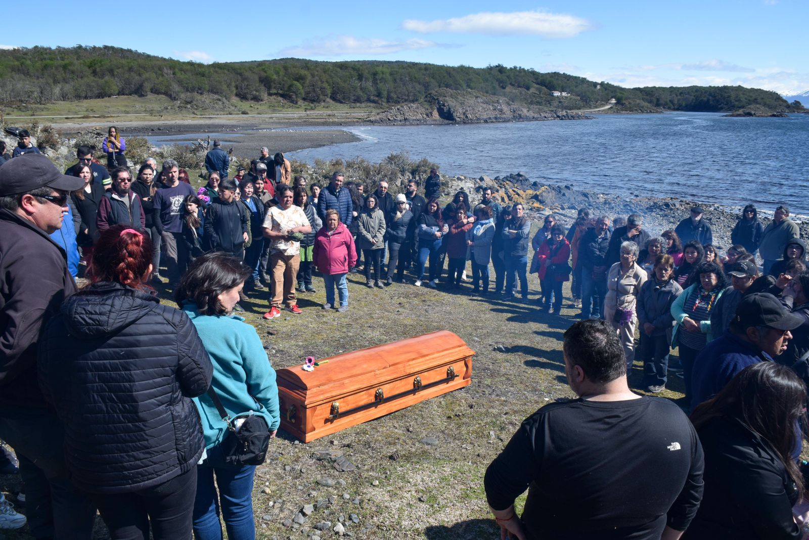 En cementerio indígena de Bahía Mejillones de Isla Navarino, despiden a destacada artesana yagán Julia González Calderón