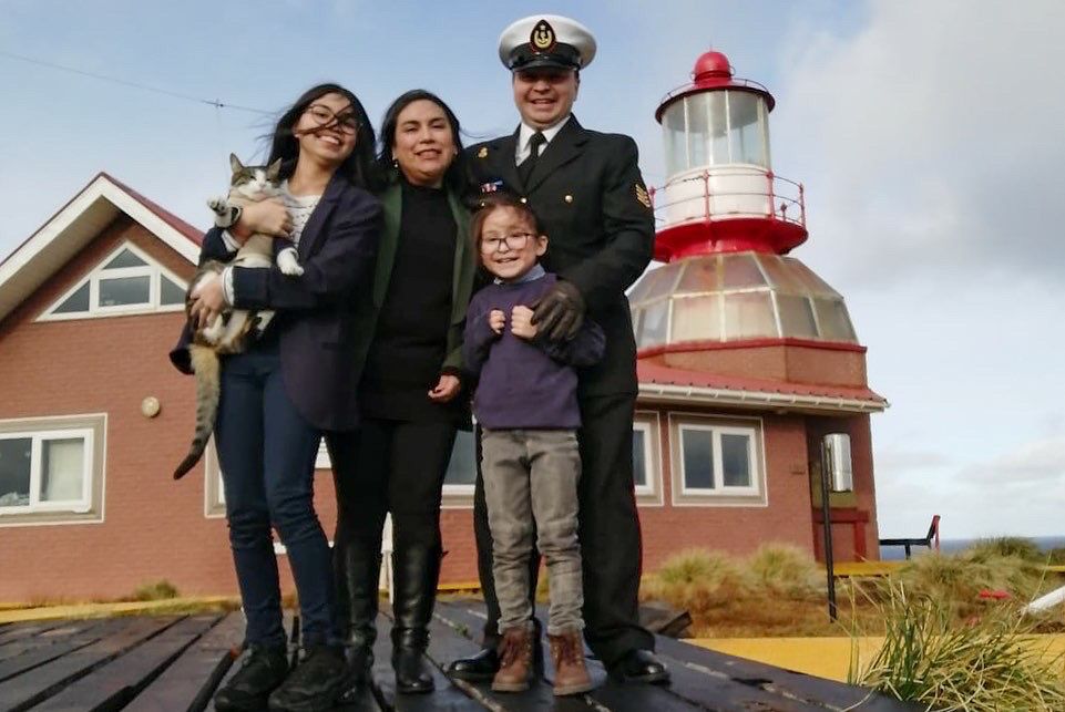 Delegada de la Provincia Antártica María Luisa Muñoz felicita a estudiantes de Hornos, Picton y Toro reconocidos en concurso regional de escritura e ilustración