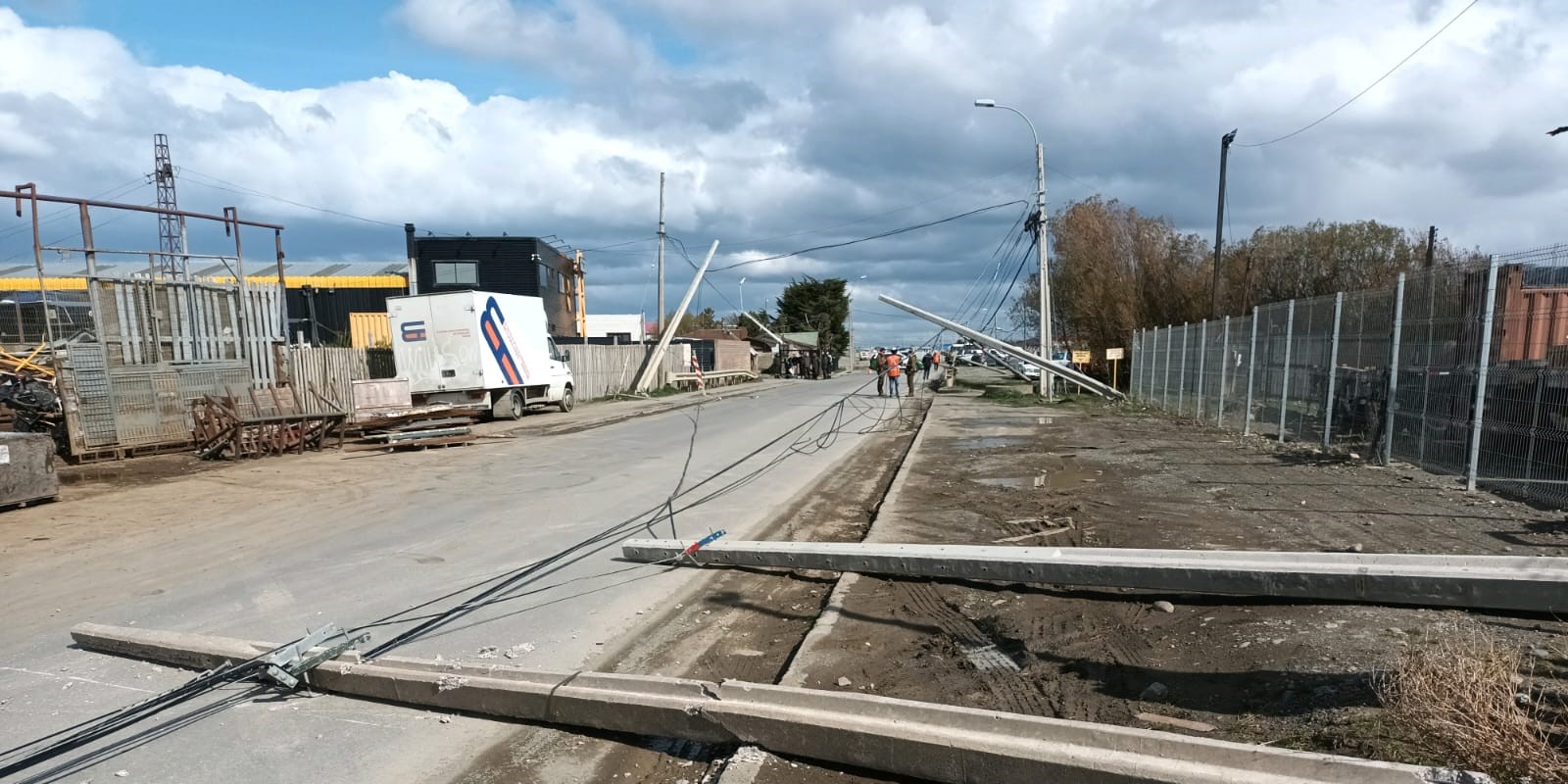 Camión derribó 8 postes en sector norte de Punta Arenas, EDELMAG inicio faenas de reposición de estructuras siniestradas.
