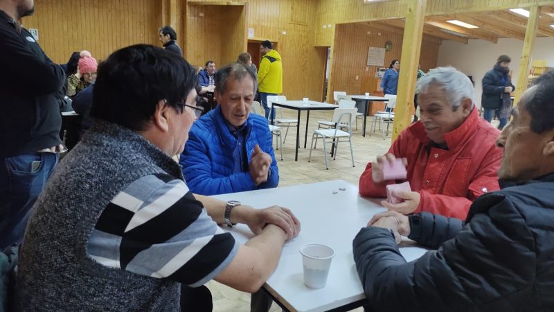 Más de 40 adultos mayores mostraron sus mejores cantos en 2° «Campeonato de Truco Para Los Grandes» efectuado en Puerto Natales