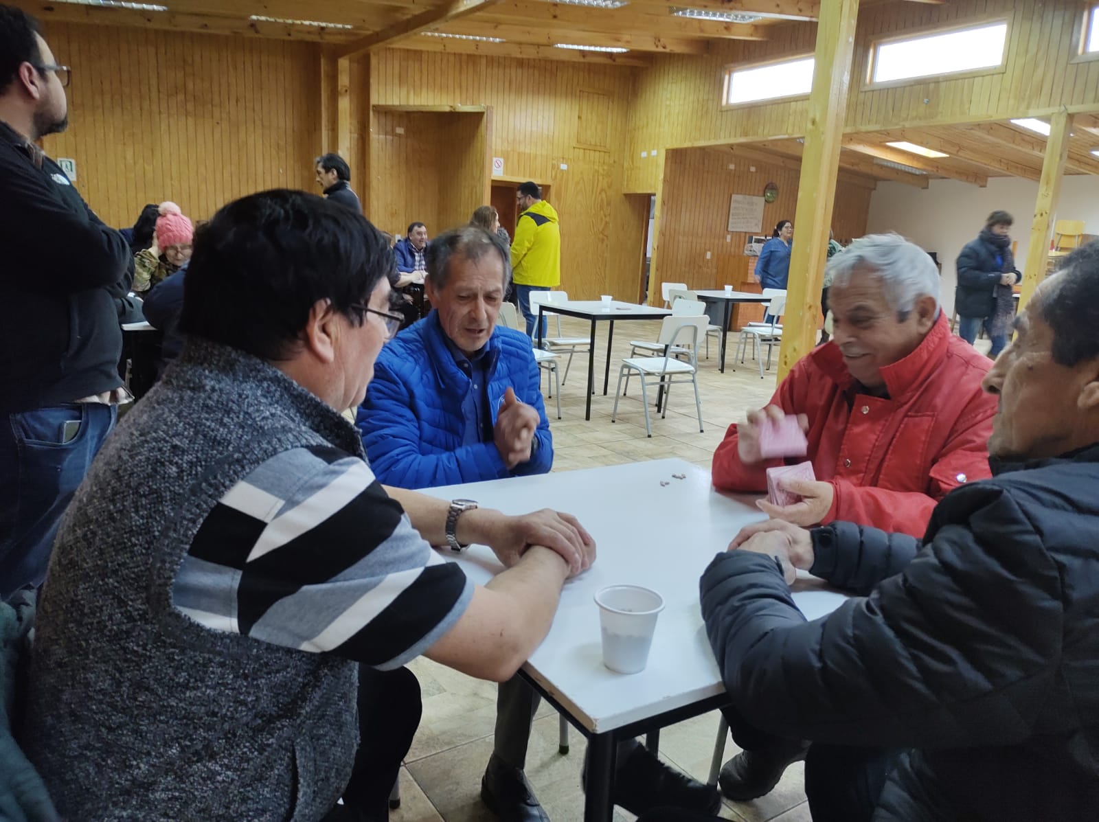Más de 40 adultos mayores mostraron sus mejores cantos en 2° «Campeonato de Truco Para Los Grandes» efectuado en Puerto Natales