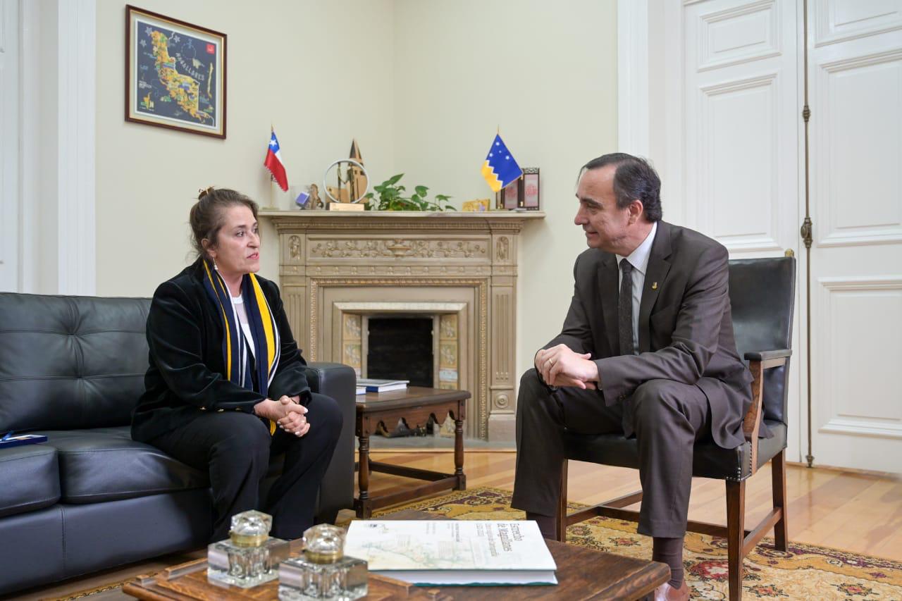 Gobernador Jorge Flies destacó la labor de Patricia Stambuk Premio Nacional de Periodismo 2023
