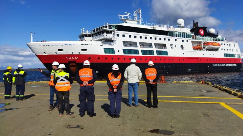 Este 19 de octubre recaló en la ciudad de Puerto Natales el primer crucero de pasajeros de la temporada 2023-2024