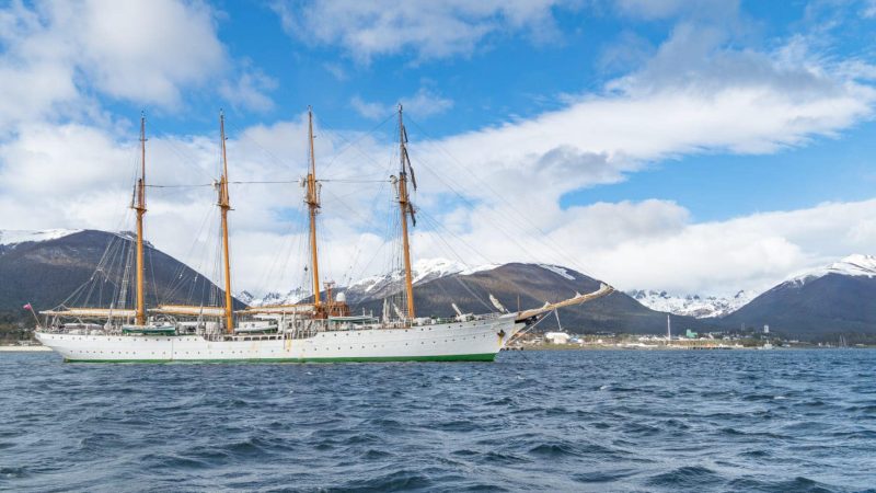 Autoridades Provinciales visitan el buque escuela Esmeralda en la bahía de Puerto Williams