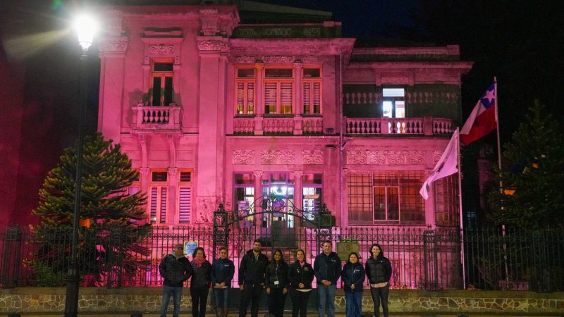 Municipio de Punta Arenas recuerda el Día Mundial contra el Cáncer de Mama con intervención lumínica en el edificio consistorial